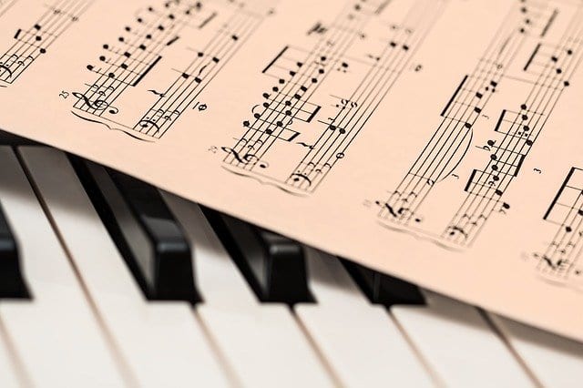 Hirnprozesse unterscheiden sich bei Jazz- und Klassikpianisten